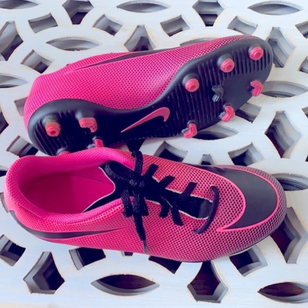 Girls Nike soccer cleats size 5Y​
